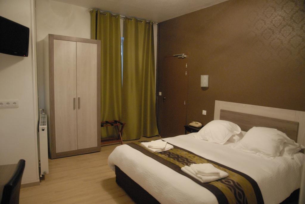 Logis Grand Hotel Pelisson Nontron Szoba fotó